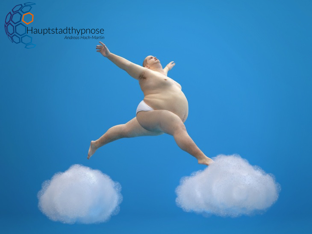 Dicker Mann glücklich auf den Wolken hüpfend